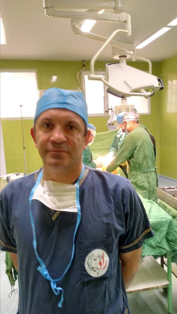 دکتر امید مومن فوق تخصص جراحی ستون فقرات 