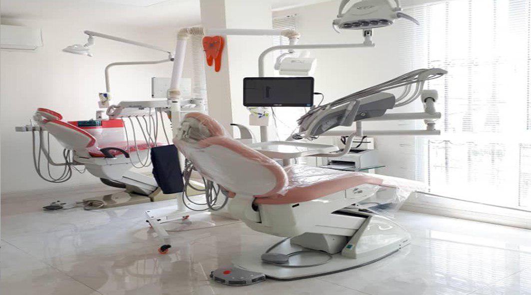 دکتر رعنا آذرآئین جراح دندانپزشک